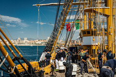 La partenza della nave Vespucci dal porto di Marsiglia