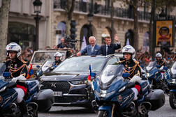Anche re Carlo III con Macron sulla DS 7 Presidentiel