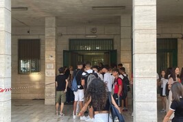 L'ingresso di alcuni studenti in un liceo di Cagliari