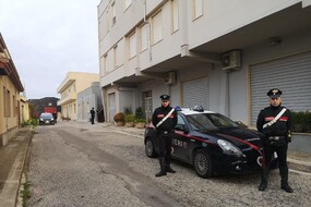 I carabinieri fuori dal covo di Matteo Messina Denaro (ANSA)
