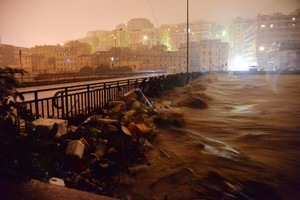 La notte del 10 ottobre la furia delle piogge si riversa sulla città di Genova (ANSA)