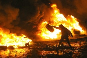 A meta' gennaio il Parlamento ucraino approva le leggi antiprotesta. Scoppia la rivolta con morti e feriti (ANSA)
