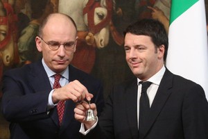 Enrico Letta e Matteo Renzi durante il tradizionale scambio della campanella utilizzata dal premier per dare inizio alle riunioni del Cdm a Palazzo Chigi (ANSA)