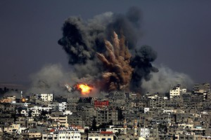 Un missile israeliano esplode su Gaza (ANSA)