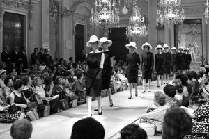 Una sfilata di moda nella Sala Bianca di Palazzo Pitti (ANSA)