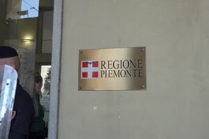 Attivisti di Extinction Rebellion si incollano all'ingresso della Regione Piemonte (ANSA)