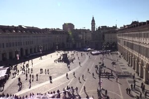 Torino, la performance di JR in piazza San Carlo (ANSA)