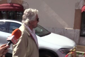 Grillo lascia l'Hotel Forum a Roma dopo l'incontro coi vertici del M5S (ANSA)
