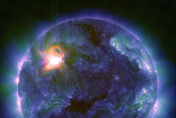 Il brillamento solare di classe X6.3 registrato il 22 febbraio (fonte: NASA/SDO)