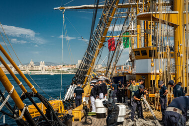 La partenza della nave Vespucci dal porto di Marsiglia