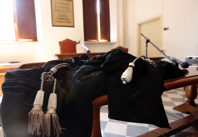 Una toga in un'aula di giustizia (ANSA)