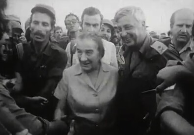 Una foto d'archivio dell'allora premier Golda Meir quando si reco' nel Sinai ad incontrare le truppe (ANSA)