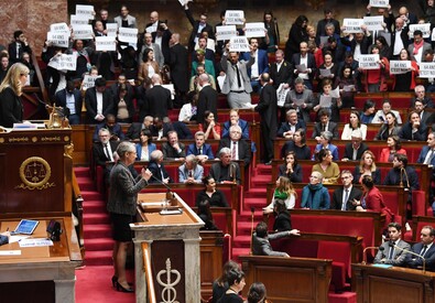 Protesta nel Parlamento francese (ANSA)