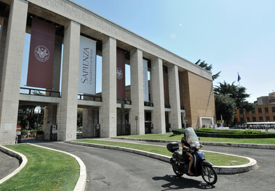 L'ingresso principale dell'università La Sapienza di Roma (ANSA)