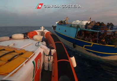 Guardia Costiera soccorre 450 migranti a 100 miglia da Siracusa (ANSA)