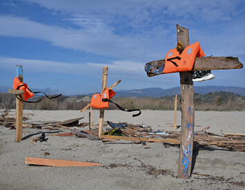 Croci sul luogo del naufragio a Steccato di Cutro (ANSA)