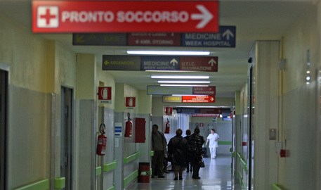 Un corridoio di un ospedale in una foto di archivio © ANSA 