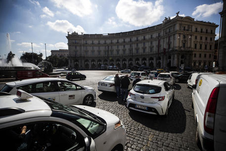 Taxi in piazza della Repubblica a Roma durante uno sciopero. Immagine d'archivio © ANSA