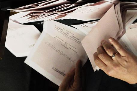Una scheda con la scritta 'Cetto la qualunque' comparsa durante il voto del 30 gennaio 2015 © ANSA 