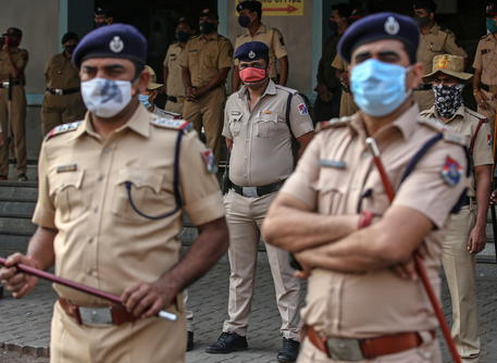 Agenti di polizia in India © EPA