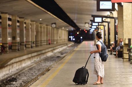 Passeggeri in attesa alla stazione ferroviaria di Santa Maria Novella, archivio © ANSA