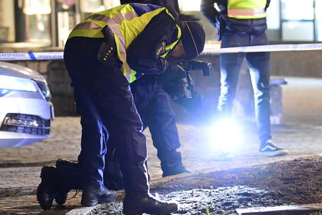 Agenti di polizia sul luogo dell'attacco a Vetlanda, in Svezia © EPA
