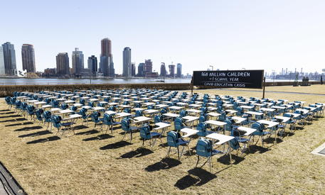 L'installazione dell'Unicef nella sede della Nazioni Unite a New York 'Pandemic Classroom' © EPA