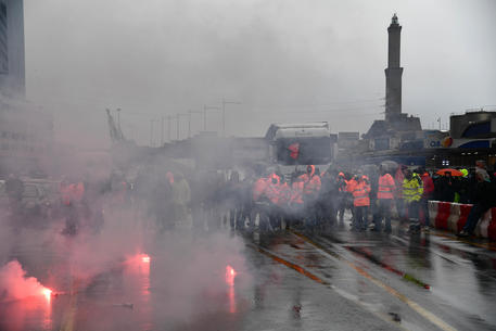 Lavoro, 24 ore di sciopero nel porto di Genova © ANSA