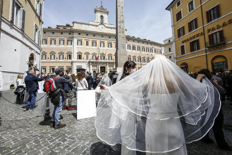 Protesta dei lavoratori del settore wedding a Montecitorio in una foto d'archivio © ANSA