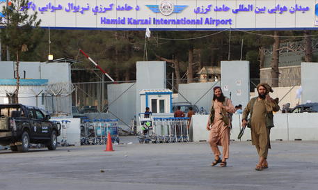 Pattuglia di talebani all'esterno dell'aeroporto di Kabul © EPA