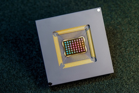 Il nuovo chip NeuRRAM (fonte: David Baillot/University of California San Diego) © Ansa