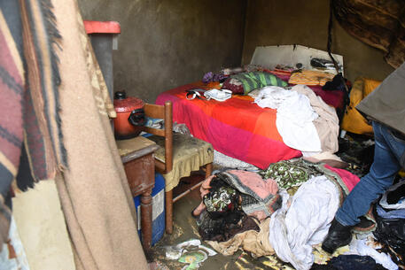 La baracca dove sono morti due migranti © ANSA