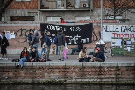 Presidio anarchico lungo la Darsena a Milano © ANSA