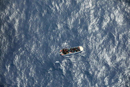 Un barcone carico di migranti © ANSA
