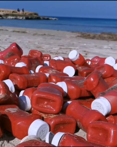Le bottigliette di ketchup trovate sulla spiaggia © ANSA