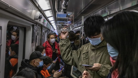 Gente nella metropolitana di Pechino (ANSA)