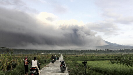 L'eruzione del vulcano Semeru a Giava, Indonesia (ANSA)