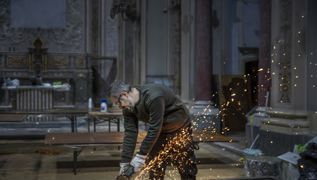 Gian Maria Tosatti al lavoro per il Padiglione Italia della Biennale arte che si apre il 23 aprile a Venezia (ANSA)