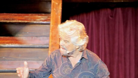 Beppe Grillo al teatro Mancinelli di Orvieto per il suo ritorno a teatro (ANSA)