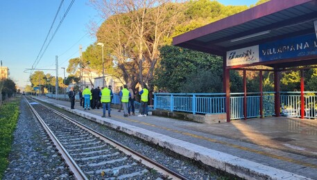 Investita da treno in Calabria (ANSA)
