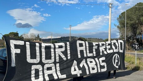 Uno striscione a sostegno dell'anarchico Alfredo Cospito (ANSA)