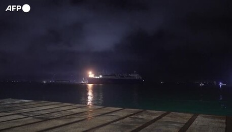 La nave rigassificatrice Golar Tundra arrivata a Piombino
