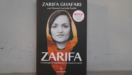 L'attivista afghana Zarifa Ghafari presenta il suo libro autobiografico (ANSA)