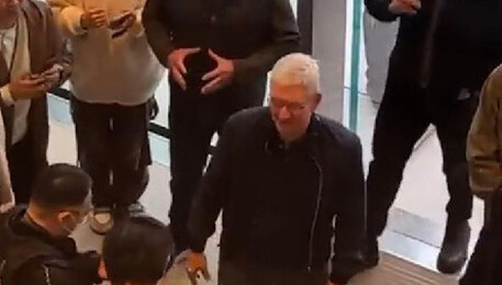 Tim Cook a sorpresa in un Apple store di Pechino (ANSA)