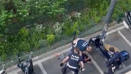 Un frame del video dell'arresto con manganellate a Milano (ANSA)