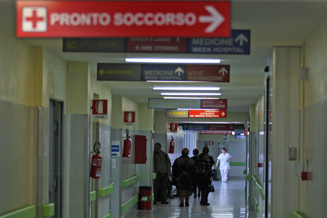 Un corridoio di ospedale in una foto di archivio