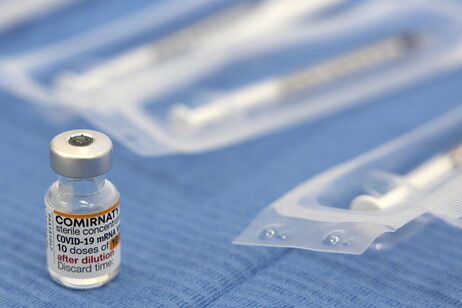 Politico, 'Paesi Ue hanno buttato 4 mld di vaccini contro il Covid-19'