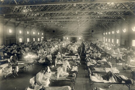 Un ospedale d'emergenza a Camp Funston, in Kansas, durante la pandemia influenzale del 1918 (fonte: National Museum of Health and Medicine, Otis Historical Archives New Contributed Photo Collection / Wikimedia Commons)