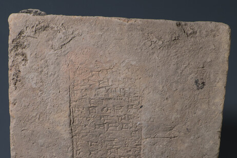 Uno dei mattoni fabbricati durante il regno di Nabucodonosor II, dal 604 al 562 a.C. (fonte: Slemani Museum)