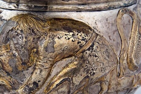 Particolare della decorazione di una ciotola d'argento proveniente da una sepoltura reale scita (fonte:  Ørsted Brandt et al., PLOS One, 2023)